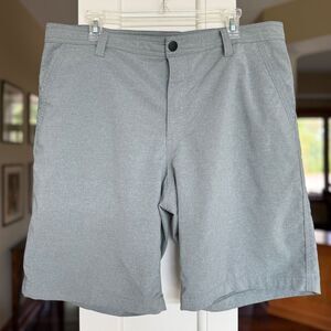 G.H. Bass & Co. Men’s Gray Button-Front Shorts 36W x 10L.